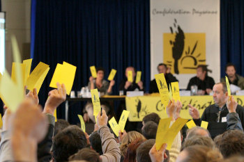Identification électronique des petits ruminants : La Confédération paysanne obtient le décalage de l'obligation de rebouclage des ovins-caprins Congres_nevers_vote